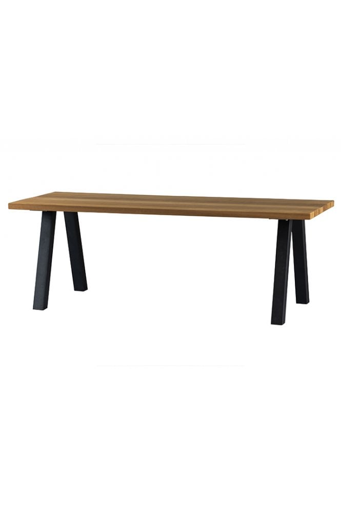 Blo outdoor dining table