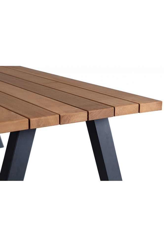 Blo outdoor dining table