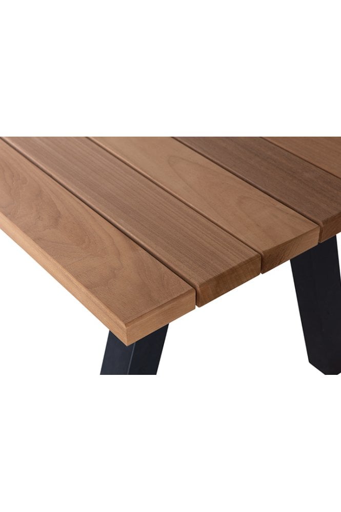 Blo outdoor dining table