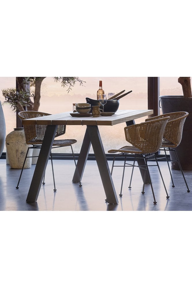 Blo outdoor dining table